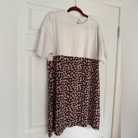 Raey white cotton & powder pink silk daisy pattern t-shirt dress - Picture 3 of 3